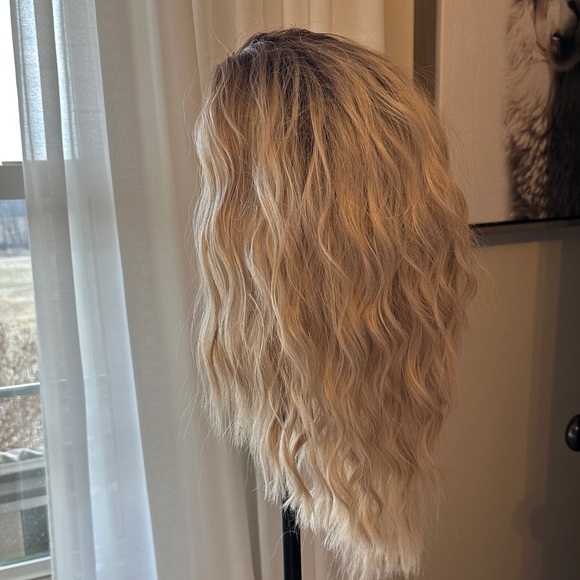 Chelsey Smith Crowns London Blonde Free Part Petite - Picture 2 of 5